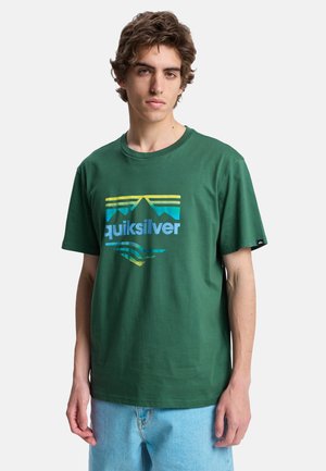 Groen katoenen T-shirt met een meerkleurige grafische print met geometrische ontwerpen en de merknaam "Quiksilver" in een gestileerd lettertype.