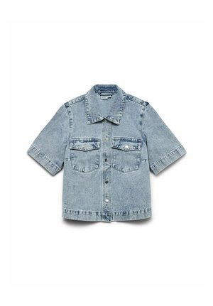 Jasnoniebieska kurtka z dżinsu z krótkim rękawem, kołnierzykiem, dwoma przednimi kieszeniami i zapięciem na guziki. Charakteryzuje się lekko wyblakłą teksturą.