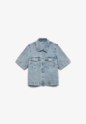 Jasnoniebieska kurtka z dżinsu z krótkim rękawem, kołnierzykiem, dwoma przednimi kieszeniami i zapięciem na guziki. Charakteryzuje się lekko wyblakłą teksturą.