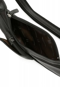Borsa a mano in pelle nera con un scomparto principale con zip e un ulteriore tasca con zip. L'interno presenta un motivo a logo Hexagona.