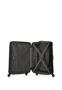 Zwarte harde koffer met een open ontwerp, voorzien van een gaasvak, interieurbanden en soepel rollende wielen. Duurzaam materiaal en slanke vorm.