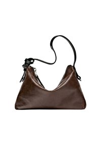 Borsa a mano in pelle marrone a forma triangolare con dettaglio della cerniera nera e tracolla regolabile. Texture liscia, design minimalista, dimensioni compatte.
