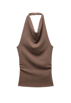 Top a halter marrone con scollatura a drappo, realizzato in tessuto testurizzato. Presenta arricciature lungo i lati per un design aderente.