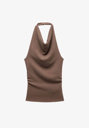 Top halter marrón con escote drapeado, hecho de una tela texturizada. Presenta fruncidos a lo largo de los lados para un diseño ajustado.