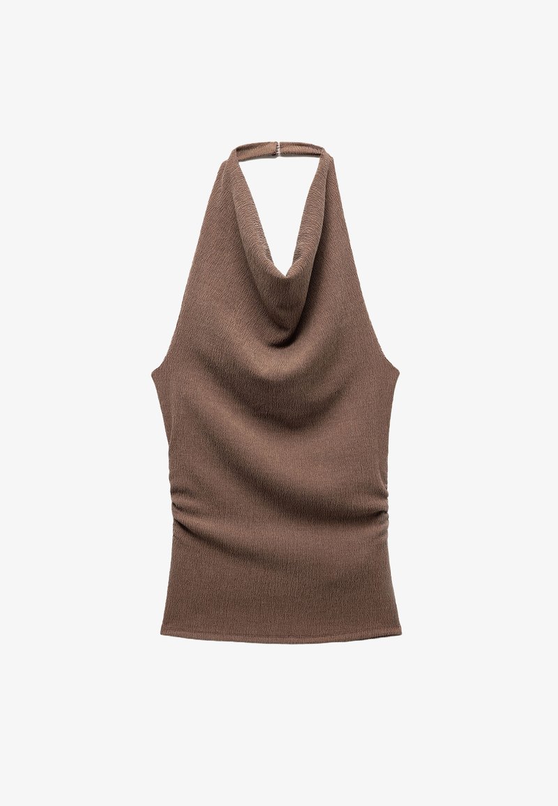 Ruskea halterneck-toppi, jossa on cowl-tyylinen pääntie, valmistettu tekstuuritetusta kankaasta. Sivujen rypytys tuo sovitettua muotoa.