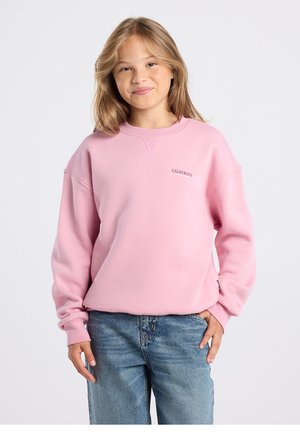 Sweatshirt rose clair avec un col rond, une coupe décontractée et des poignets côtelés. Présente l'inscription "CALIFORNIA" imprimée sur le devant en texte contrastant.