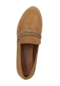 Scarpa slip-on in suede marrone con punta arrotondata, accentata da una doppia fascia con piccole perle trasparenti e interno liscio color beige.