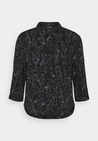 Chemise noire boutonnée avec des dessins abstraits en lignes blanches continues de visages et de mains partout, avec un col et des manches longues.