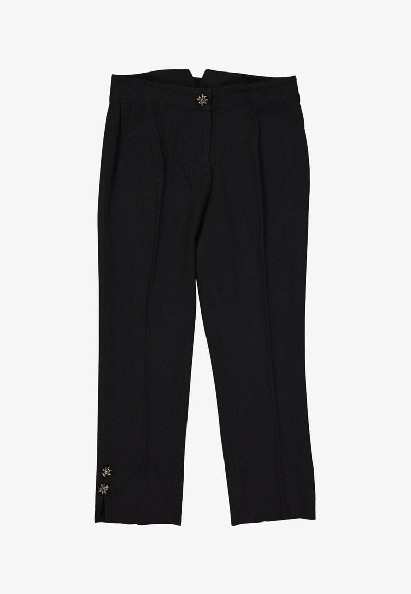 Pantalon noir à jambes droites avec fermeture à boutons sur le devant et boutons décoratifs près du bas de la jambe gauche.