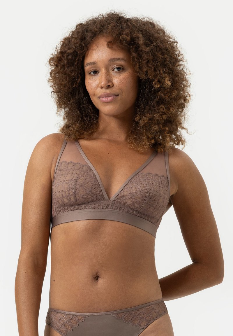Bralette en dentelle marron de forme triangulaire, avec des panneaux transparents et une bande en tissu lisse. Présente un motif en damier sur la dentelle.