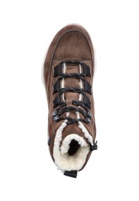 Brązowy zamszowy but z czarnymi sznurowadłami, białym futerkiem w środku i gumową podeszwą. Charakteryzuje się przeszyciami oraz zaokrąglonym noskiem.
