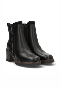 Botas negras hasta el tobillo con un acabado de cuero texturizado, cremalleras laterales y un tacón grueso. Presenta una suela de contraste y detalles de costura.