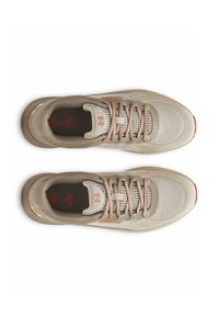 Beige sporty sko med en struktureret mesh-overdel, orange accenter på snørebåndene og et rødt logo. Rund tå og design med polstret sål.