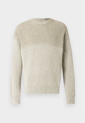 Lichtbeige gebreide trui met een ronde hals, voorzien van een gestructureerd patroon, geribbelde boorden en zoom, en een subtiel verloop in kleur.