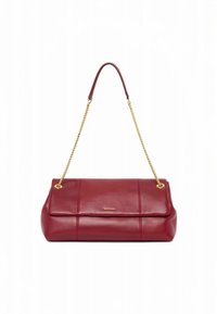 Rode leren handtas met een gestructureerd ontwerp, voorzien van een gouden kettingschouderriem en een voorflap met stikseldetails en een merkembleem.