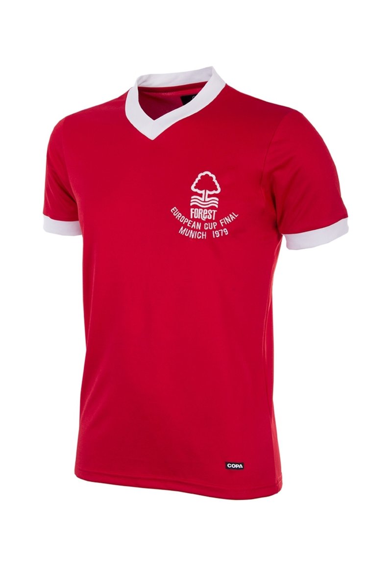 Rød fodboldtrøje med hvid krave og ærmeaccenter, prydet med et trælogo og teksten "EUROPA CUP FINAL MÜNCHEN 1979". Lavet af glat stof.