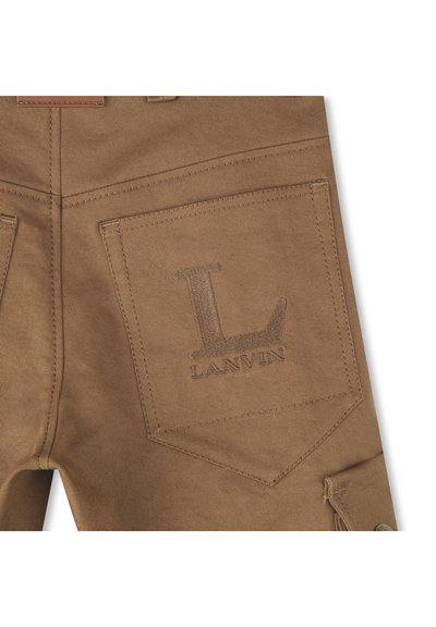 Brązowe bawełniane spodnie cargo z dużym haftowanym "L" i "LANVIN" na tylnej kieszeni, z wyraźnym przeszyciem i detalami kieszeni.