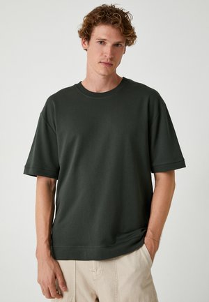 - T-shirt basic