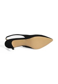 Escarpin noir en daim à talon slingback avec un bout pointu, un talon fin et une semelle beige. Présente un design découpé au niveau du talon.