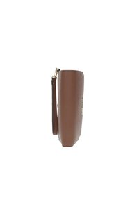 Clutch in finta pelle marrone con finitura testurizzata, forma rettangolare slim, dettagli in oro e tracolla rimovibile.