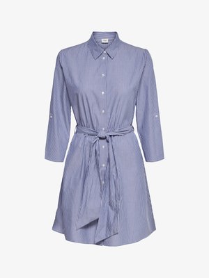 Prugasta haljina u plavoj i bijeloj boji, s ovratnikom, dugim gumbima sprijeda i zavrnutim strukom, s dugim rukavima koji su podvrnuti na zapešćima.