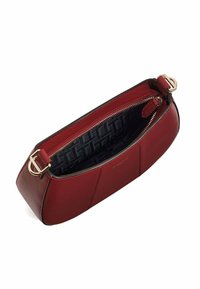 Borsa a tracolla rossa in pelle con una forma strutturata, chiusura con zip e hardware dorato. L'interno presenta una fodera stampata.