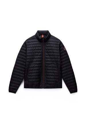 Μαύρο μπουφάν με φερμουάρ και επένδυση καπιτονέ, ψηλός γιακάς, πλαϊνές τσέπες με φερμουάρ και στρογγυλό λογότυπο στο αριστερό μανίκι.