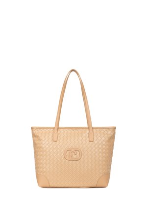 Sac cabas en cuir tressé couleur fauve avec double anse et un écusson ovale brodé avec le logo au centre devant.