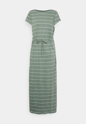 Salbeigrünes Maxikleid mit kurzen Ärmeln, weißen horizontalen Streifen und einem Taillen-Detail mit Kordelzug.