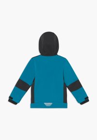 Giacca impermeabile; tessuto turchese con accenti neri; presenta un cappuccio, strisce contrastanti sulle spalle e dettagli riflettenti sul retro.