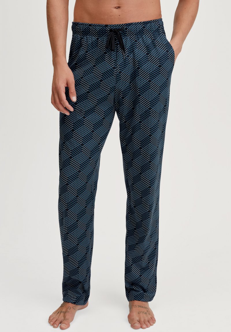 Marineblauwe pyjamabroek met een geometrisch patroon in lichtblauw. Gemaakt van zachte stof, met een elastische tailleband en een koord.