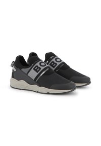 Chaussures de sport en mesh noir avec des accents gris. Elles présentent une large sangle avec le logo "BOSS", une semelle texturée et un design à bout rond.