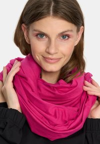 Magenta nieskończony szalik wykonany z miękkiego materiału o drapowanej fakturze, noszony luźno wokół szyi, kontrastujący z czarną bluzką.