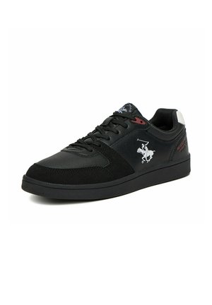 Sort lavtop sneaker med snørebånd, hvid polo spiller logo på siden og en lille rød detalje nær de øverste snørehuller.