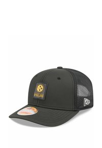Dunkelgrüne Kappe mit strukturiertem Design, Mesh-Seitenpanels und einem vorderen Patch, der das Logo der Pittsburgh Steelers in Gelb und Schwarz zeigt.