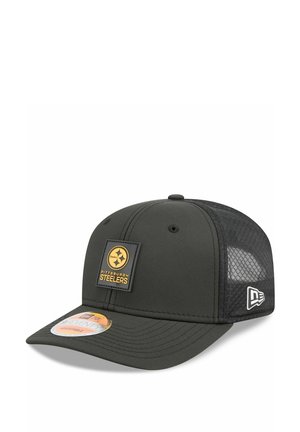 Casquette vert foncé avec un design structuré, des panneaux latéraux en mesh, et un écusson à l'avant arborant le logo des Pittsburgh Steelers en jaune et noir.