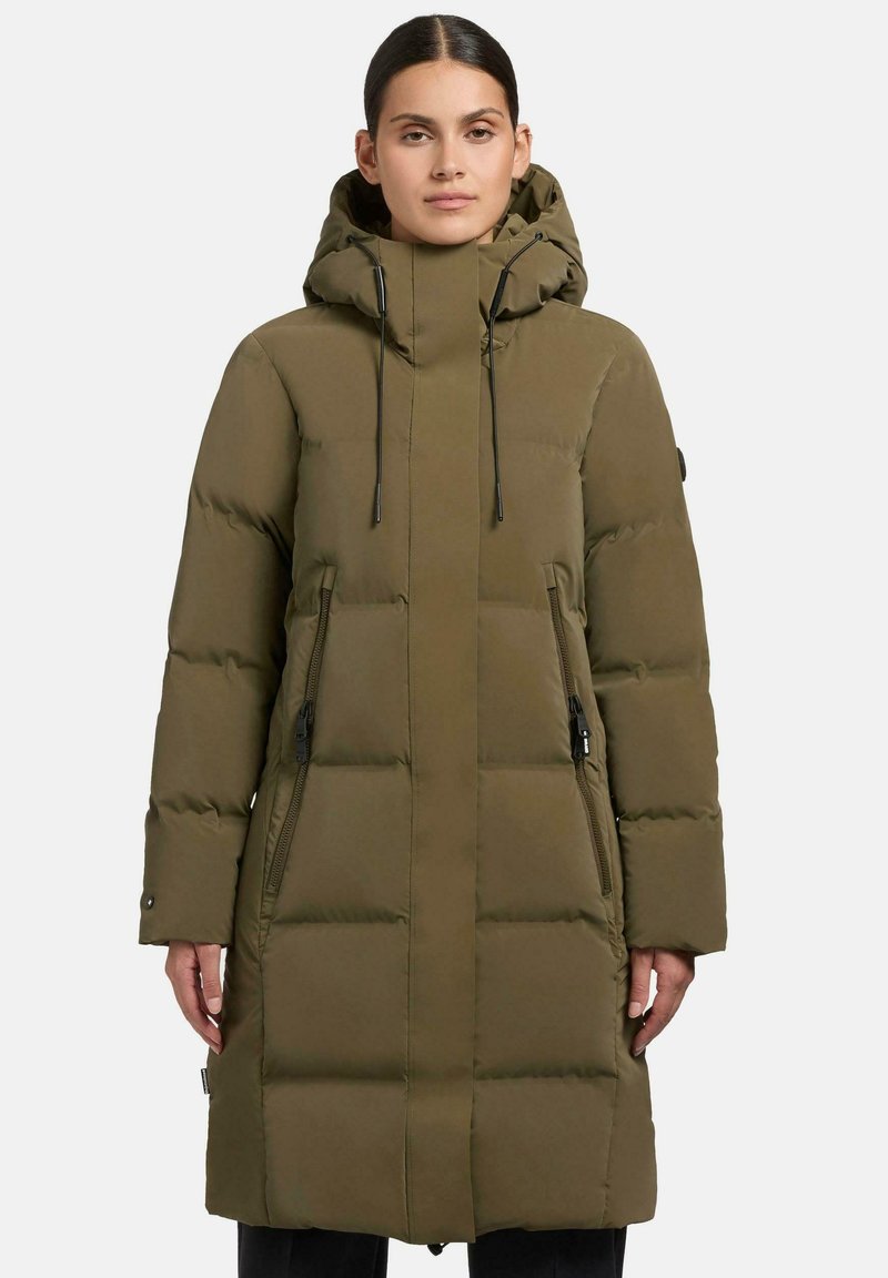 Giacca piumino verde oliva con cappuccio, dotata di una chiusura con zip, due tasche laterali e un design trapuntato per un'ulteriore isolamento.