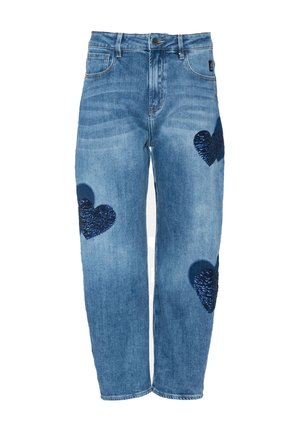 Jeans in denim blu con vita alta e tre toppe a forma di cuore decorate con paillettes blu scuro sulle gambe anteriori.