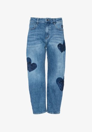 Niebieskie dżinsy o podwyższonym stanie z trzema ciemnoniebieskimi cekinowymi naszywkami w kształcie serca z przodu nogawki.