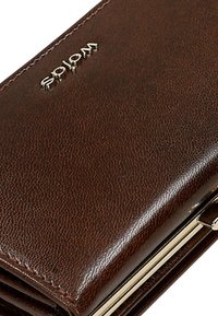 Portafoglio in pelle marrone con finitura texturizzata, dotato di chiusura a scatto e logo impresso in argento. Contiene diversi scomparti per carte e tasche.