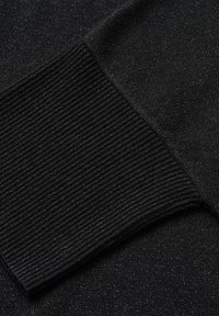 Tissu tricoté noir avec un poignet côtelé et une subtile brillance, présentant une surface texturée et une construction robuste.