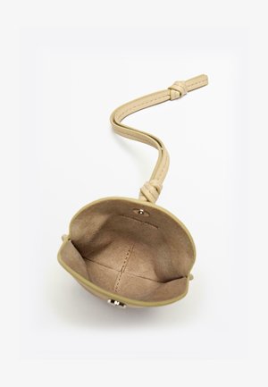 Beige lædermøntrums med en buet form, glat yderside og enkelt strop. Indersiden er blød med syninger. Lukning med trykknap.