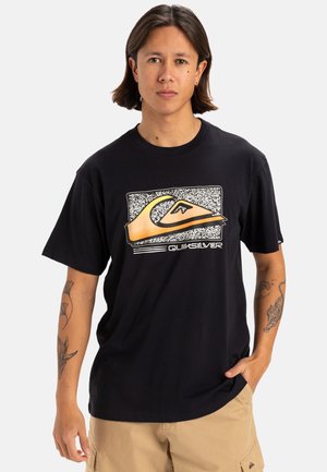 Camiseta de algodón negra con un gran logo gráfico multicolor. Diseño de manga corta y cuello redondo con un ajuste relajado.