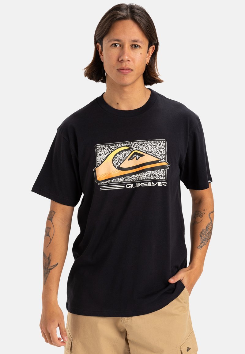 T-shirt in cotone nero con un grande logo grafico multicolore. Design a maniche corte e collo rotondo con vestibilità rilassata.