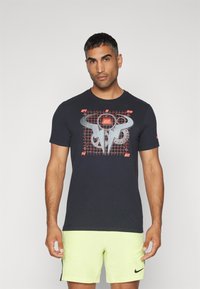 Nike Performance TEE - Camiseta estampada - black