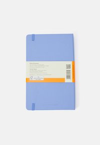 Quaderno rilegato azzurro chiaro con 240 pagine prive di acidi. Dotato di chiusura elastica e tasca interna espandibile. Etichetta arancione con dettagli del prodotto.