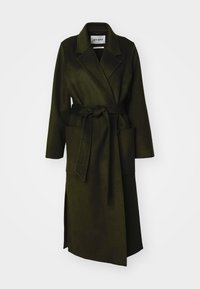 Abrigo largo de lana verde oscuro con cintura ceñida, cuello con muescas y bolsillos laterales; cuenta con una abertura lateral para mayor libertad de movimiento y estilo.