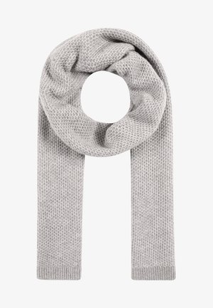 Écharpe grise claire tricotée avec un motif gaufré, pliée en boucle avec les deux extrémités pendant droit vers le bas.