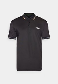 Polo negro hecho de una tela suave con cuello de solapa, tres botones, logo blanco "BOSS" y rayas contrastantes en los puños.