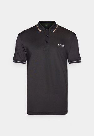 Schwarzes Polo-Shirt aus glattem Stoff mit Kragen, drei Knöpfen, weißem "BOSS"-Logo und kontrastierenden Streifen an den Manschetten.